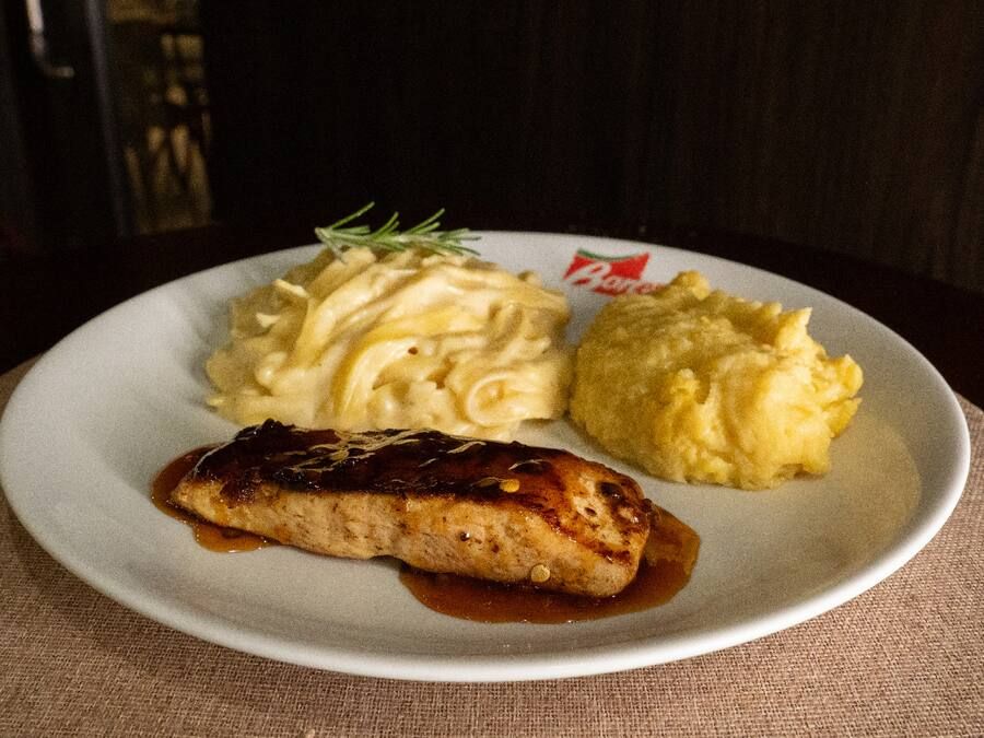 Frango grelhado ao molho de maracujá